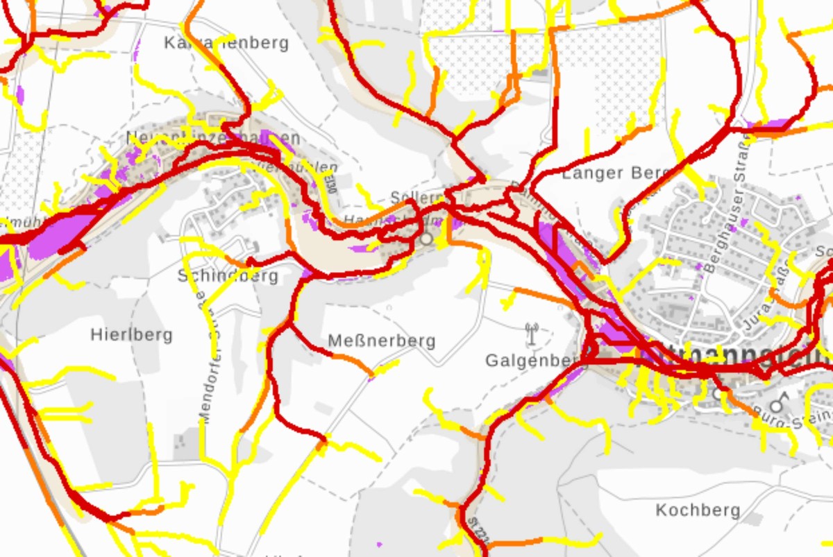 Kartenausschnitt aus der Hinweiskarte "Oberflächenabfluss und Sturzflut" mit farbigen Festsetzungen potenzieller Fließwege  in gelb, orange und rot.